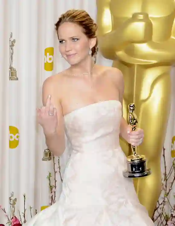 Jennifer Lawrence Oscars Mittelfinger