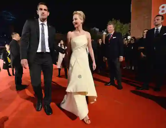 Jennifer Lawrence mit ihrem Bodyguard auf der "Tribute von Panem"-Premiere in Rom