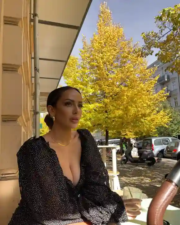 Jennifer Saro sitzt in einem Cafe in Berlin