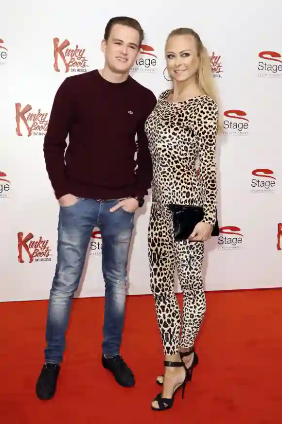 Jenny Elvers und Sohn Paul Jolig bei der Premiere des Musicals „Kinky Boots“ in Hamburg