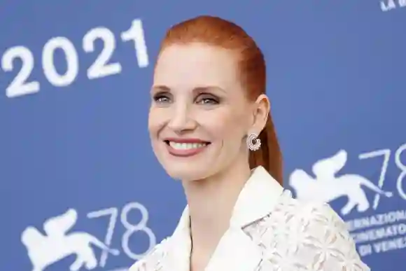 Jessica Chastain besucht den Fototermin von "Scenes From A Marriage" während der 78. Internationalen Filmfestspiele von Venedig.