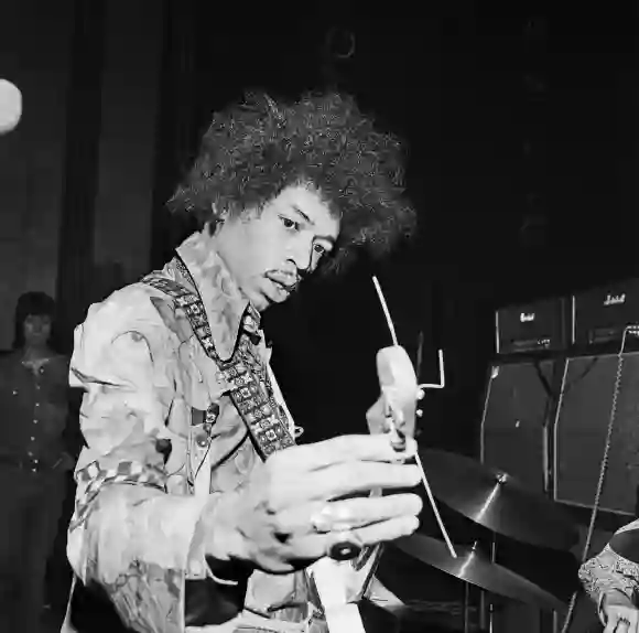 Der amerikanische Gitarrist, Komponist und Sänger Jimi Hendrix beim Soundcheck vor seinem Auftritt im Saville Theatre in London, Vereinigtes Königreich 1967.