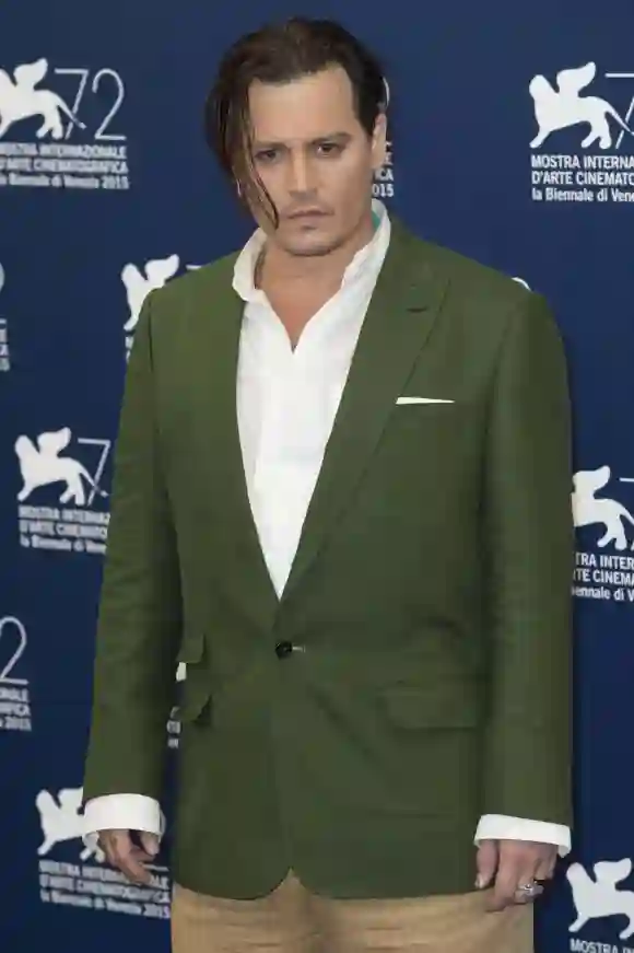 So präsentierte sich Johnny Depp auf dem roten Teppich in Venedig.