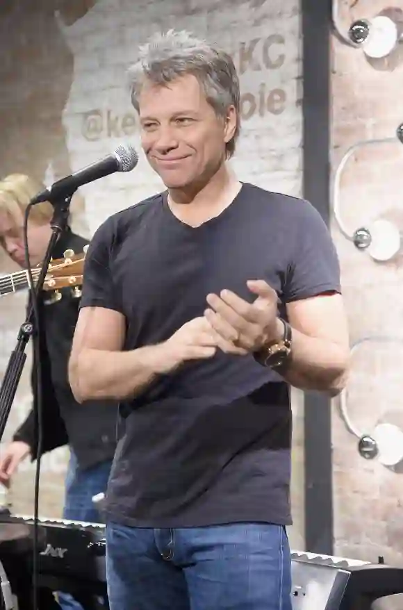 Die grauen Haare stehen dem Musiker Jon Bon Jovi gut