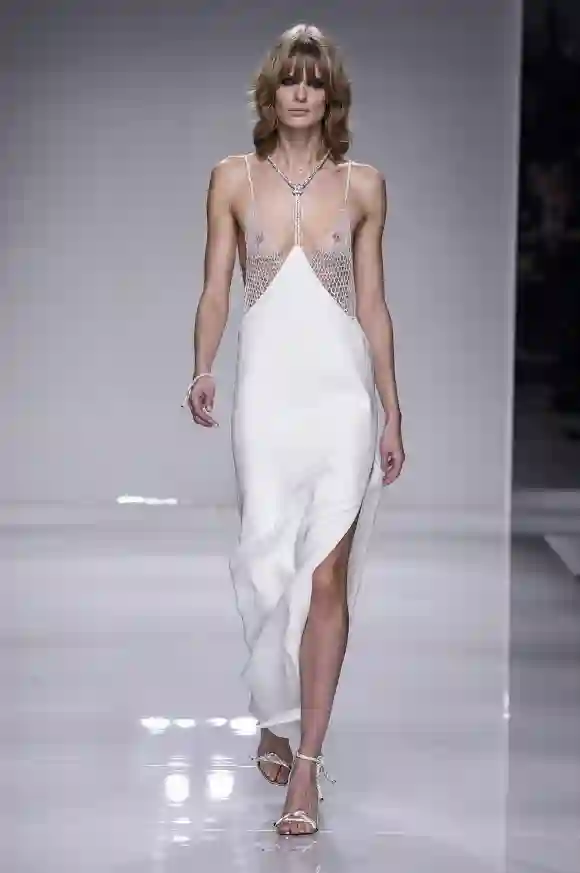Julia Stegner auf der Versace-Fashion-Show