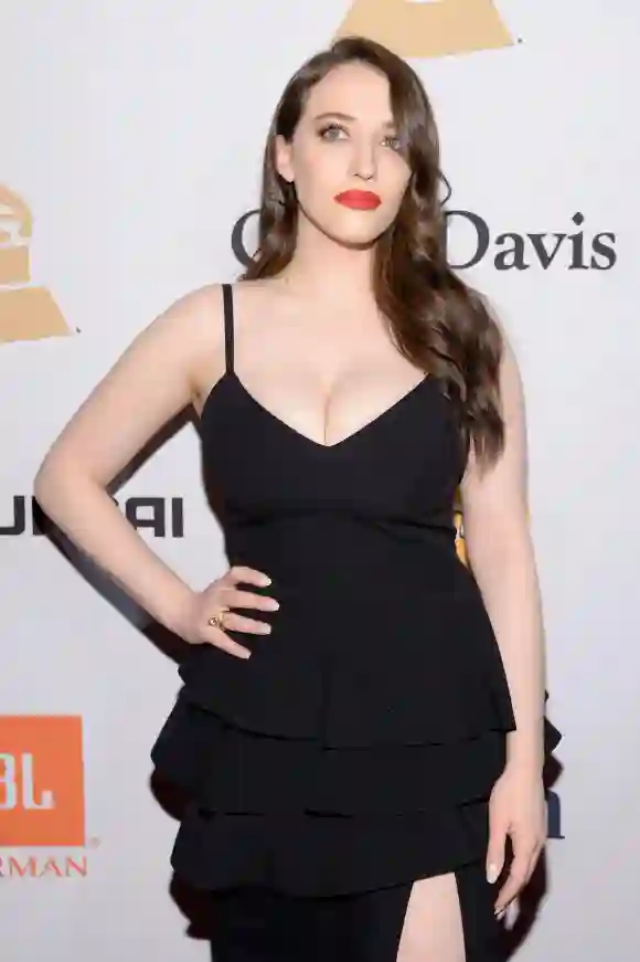 Kat Dennings auf der Pre-Grammy Gala in Beverly Hills