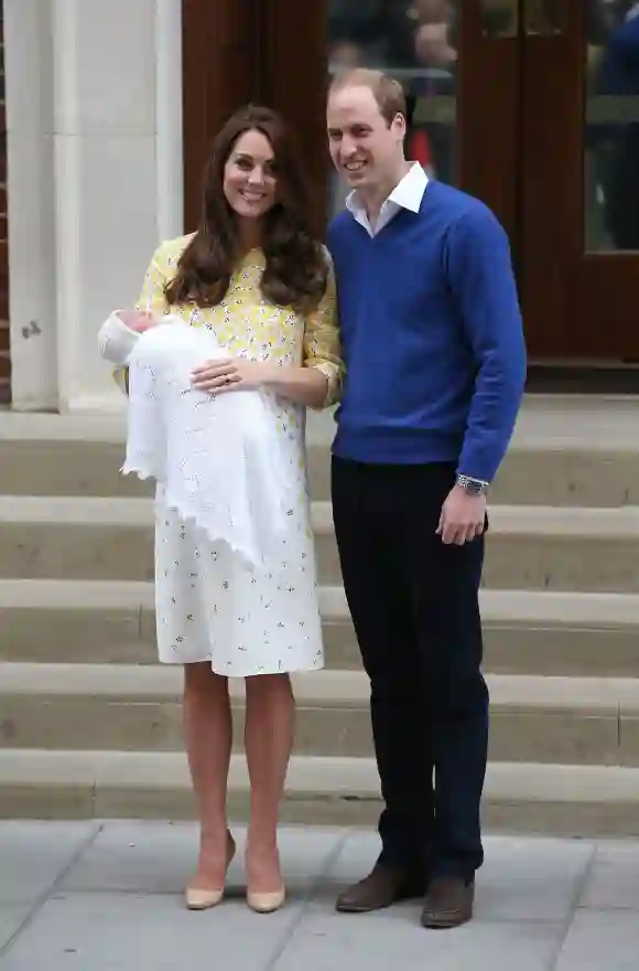 Herzogin Kate und Prinz William mit ihrem Neugeborenen vor dem St. Mary's Hospital