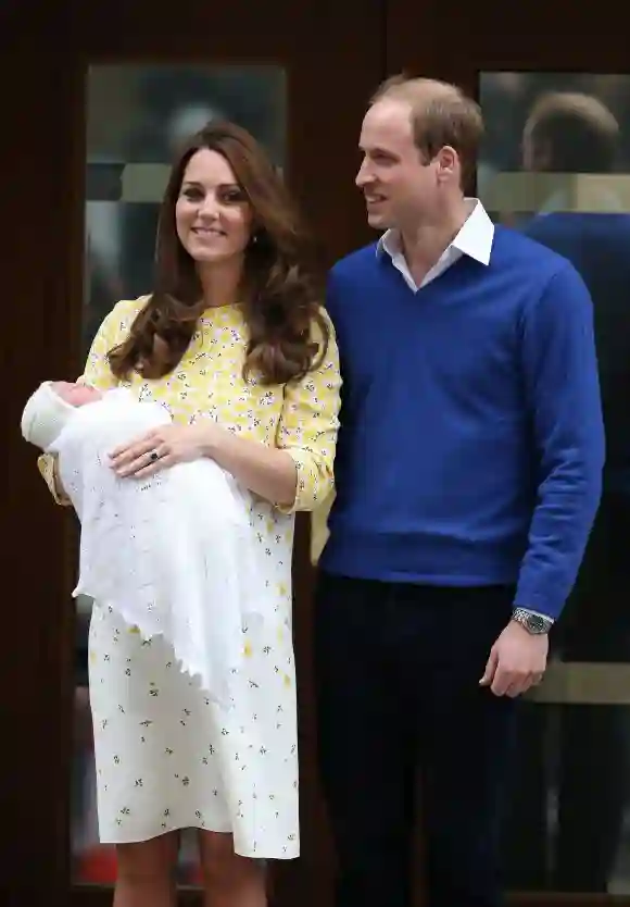 Erste Fotos: Herzogin Kate und Prinz William zeigen ihre Tochter vor dem St. Mary's Hospital
