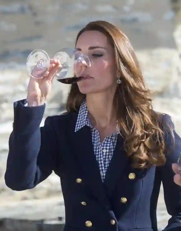 Herzogin Kate bei einer Weinprobe Alkohol