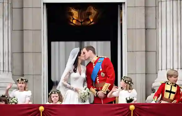 Herzogin Kate und Prinz Williams romantischer Hochzeitkuss