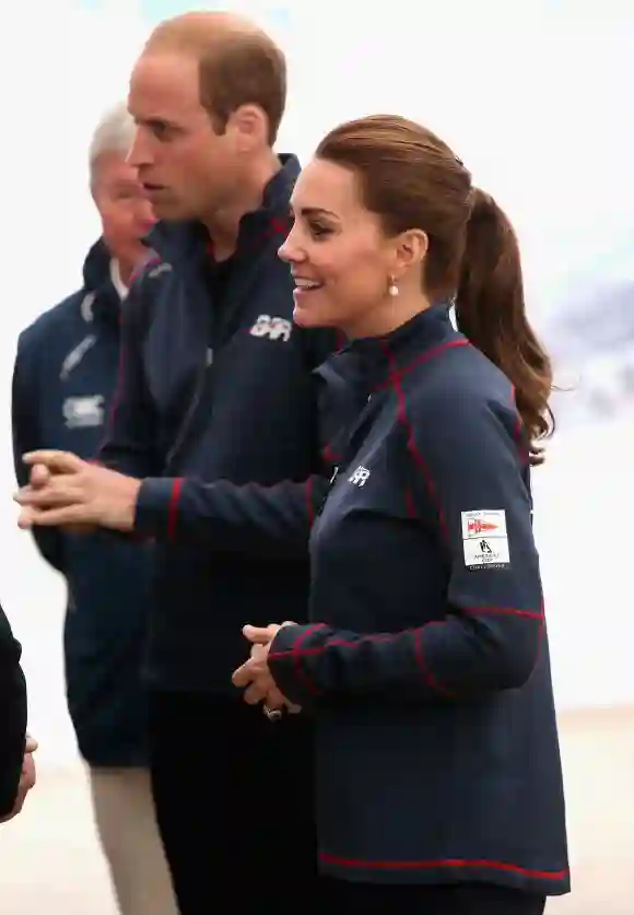 Kate Middleton und Prinz William im Gespräch mit den Segelteams