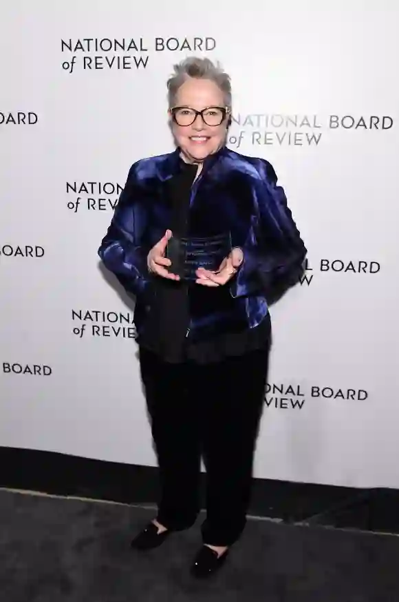 Kathy Bates posiert mit einem Preis während der jährlichen Preisverleihungsgala des National Board of Review im Cipriani 42nd Street am 08. Januar 2020 in New York City