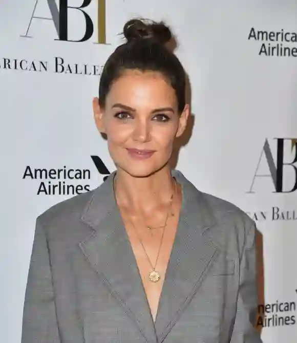 Katie Holmes mit hohem Dutt