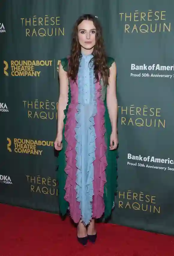 Keira Knightley in einem farbenfrohen Kleid