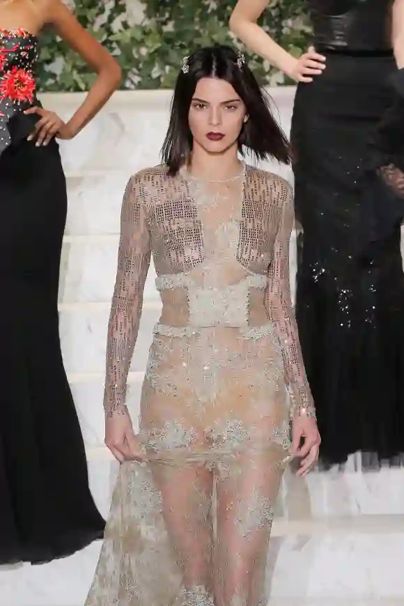 Kendall Jenner Nippelblitzer auf dem Laufsteg