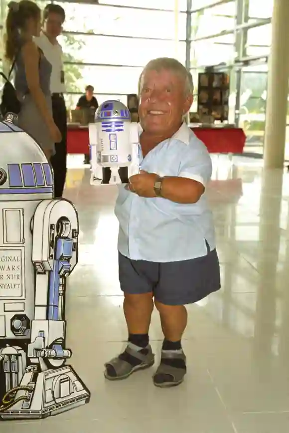 Kenny Baker spielt in "Star Wars: Das Erwachen der Macht" mit