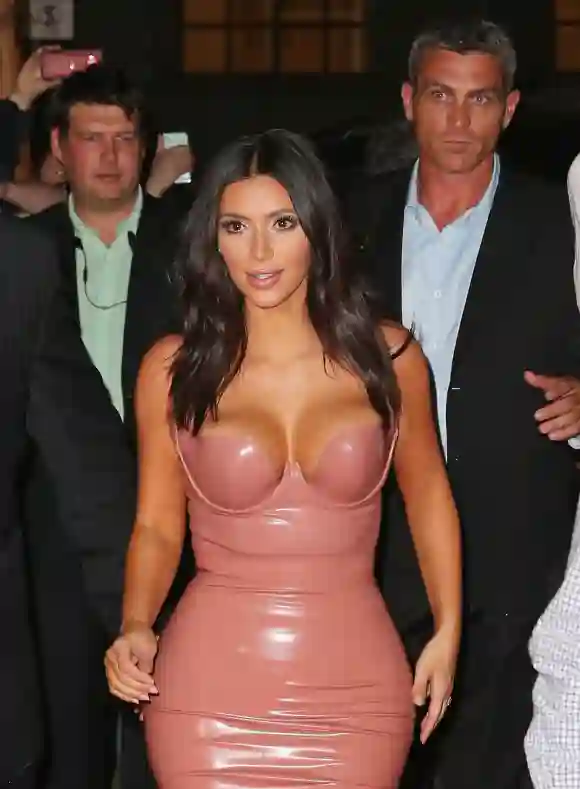 Kim Kardashian in einem Traum von Rosa