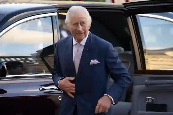 Paris, Frankreich, 21. September 2023 - Der britische König Karl III. verlässt sein Auto, als er am Elysee-Präsidentenpalast ankommt.