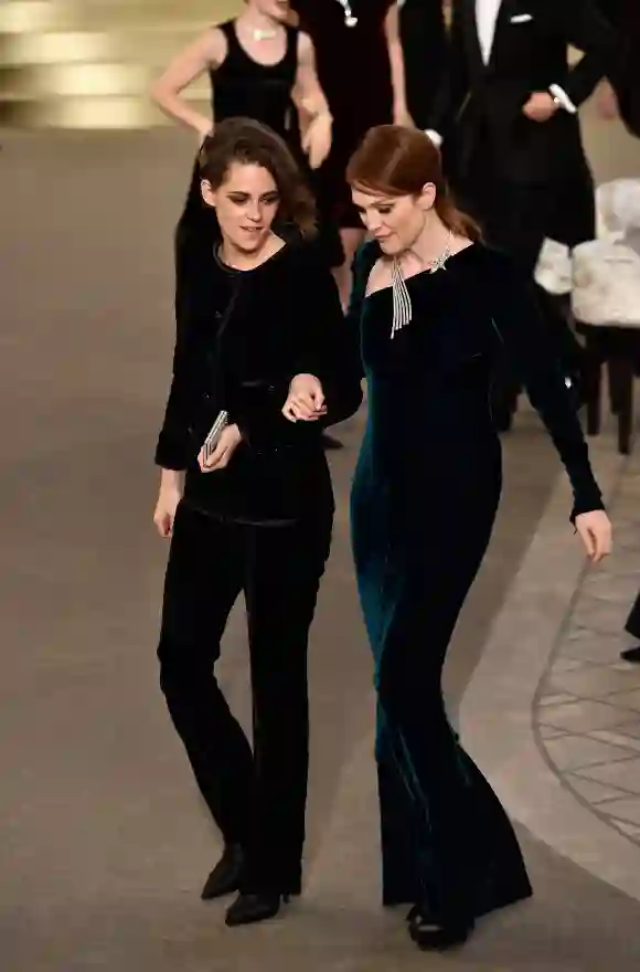 Kristen Stewart und Julianne Moore Chanel Show Paris