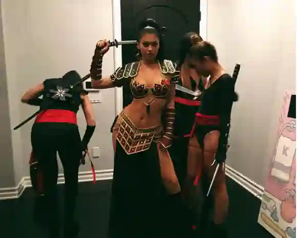 Kylie Jenner verkleidet sich als sexy Ninja
