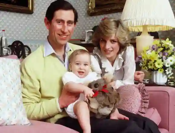 Lady Diana, Prinz Charles und Prinz William im Kensington Palast 1983