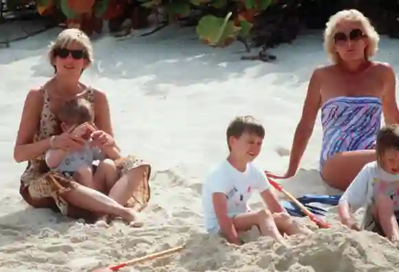 Lady Diana im Urlaub mit Prinz William und Prinz Harry