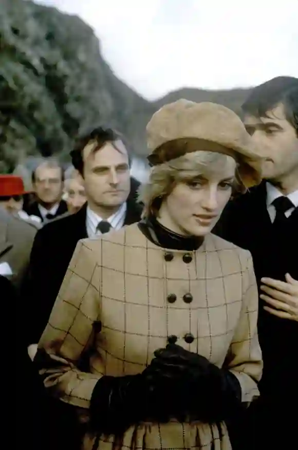 Lady Diana im stylischen Mantel