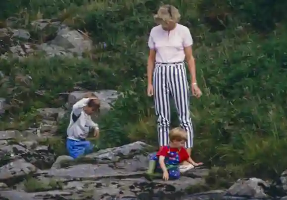 Lady Diana mit Prinz William und Prinz Harry im Urlaub