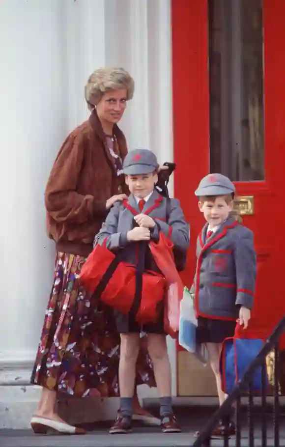Lady Diana bringt Prinz William und Prinz Harry in die Schule
