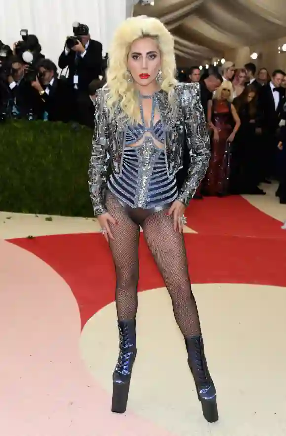 Lady Gaga bei "Manus x Machina Fashion In An Age Of Technology" - Kostüm Event in New York. Sie erscheint in Netzstrumpfhose