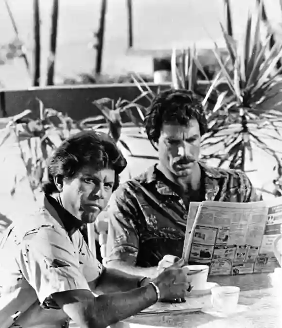 Larry Manetti und Tom Selleck zusammen am Set von „Magnum" 1980