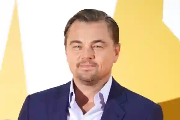 Leonardo DiCaprio grinst auf dem roten Teppich einer Veranstaltung