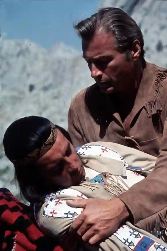 Schauspieler Lex Barker und Pierre Brice im Film „Winnetou III"