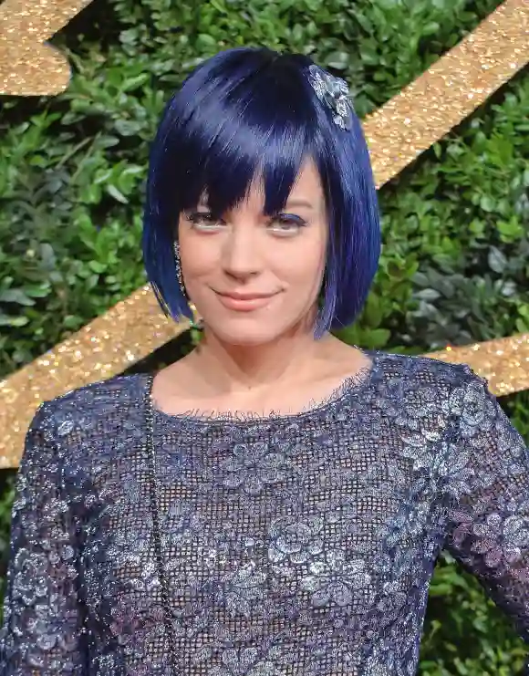 Sängerin Lily Allen überrascht mit blauen Haaren