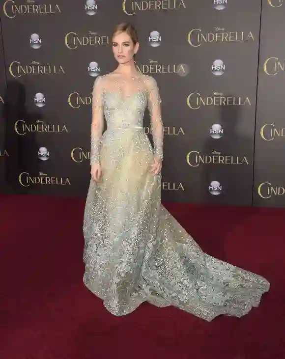 Lily James strahlte bei der "Cinderella"-Premiere