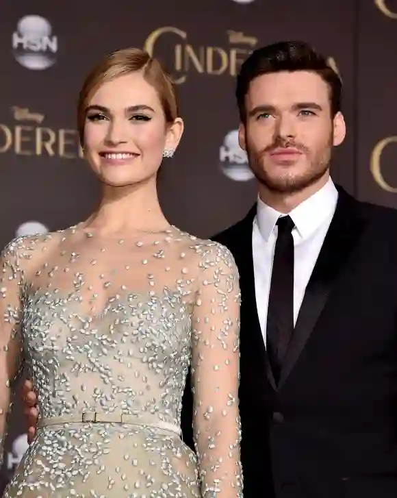 Lily James und Richard Madden strahlten bei der "Cinderella"-Premiere