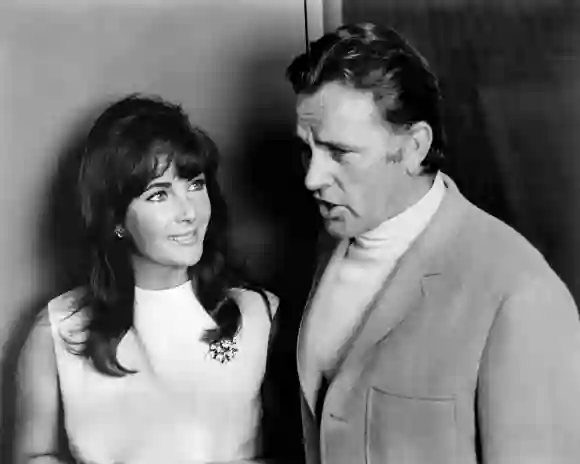 Richard Burton mit der britisch-amerikanischen Schauspielerin Elizabeth Taylor während der Dreharbeiten zum Film „Wer hat Angst vor Virginia Woolf“