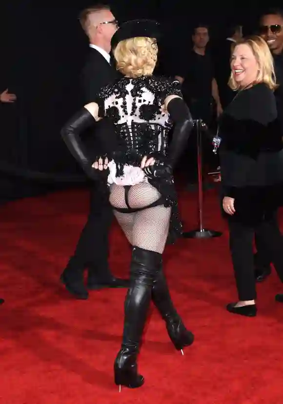 Madonna zeigt ihren Po bei den Grammys 2015