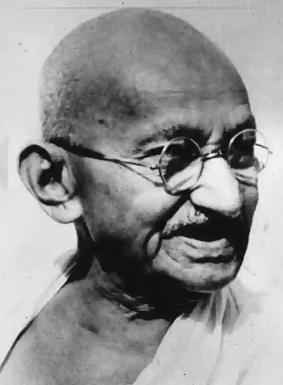 Mahatma Ghandi war ein indischer Revolutionär und Friedenskämpfer. Er wurde erschossen.