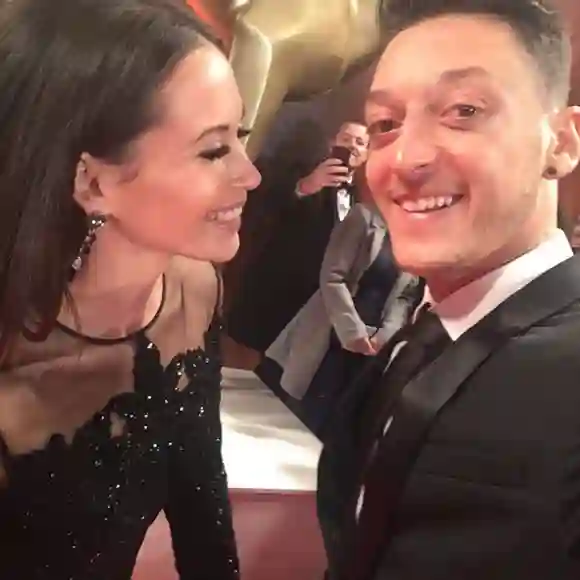Mandy Capristo und Mesut Özil feiern auf der Bambi-Verleihung ihr Liebes-Comeback Selfie