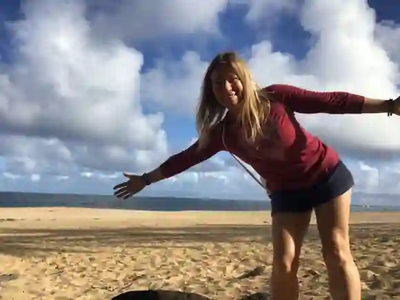 Manuela Reimann beim Strandspaziergang auf Oahu