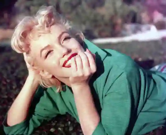 Die Schauspielerin Marilyn Monroe posiert für ein Porträt, das 1954 in Palm Springs, Kalifornien, auf dem Rasen liegt