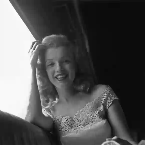 Die amerikanische Schauspielerin Marilyn Monroe im Juni 1949 in einem Zug von New York City nach Warrensburg