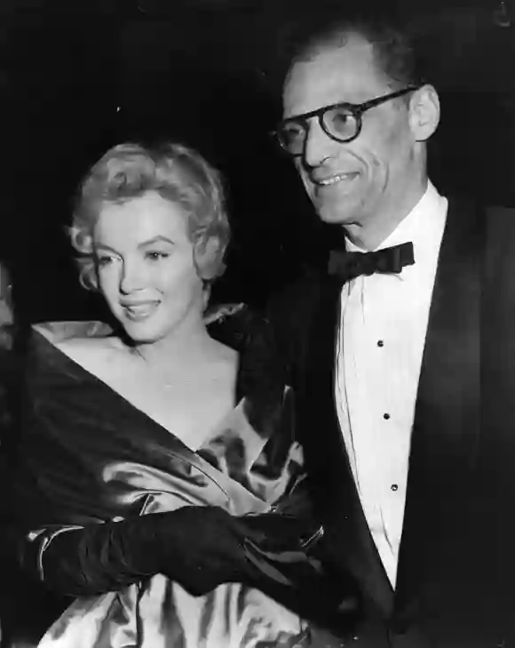 Marilyn Monroe (1926 - 1962) mit Arthur Miller in der ersten Nacht eines seiner Stücke, "A View From The Bridge".