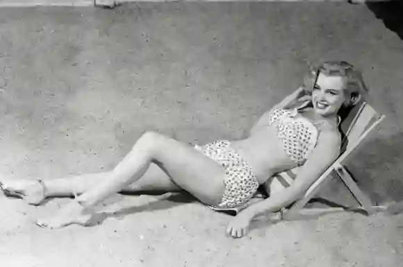 Marilyn Monroe posiert im Badeanzug