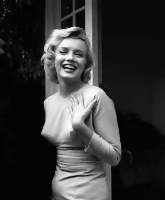Der amerikanische Filmstar Marilyn Monroe (1926 - 1962) vor ihrem Haus in Englefield Green