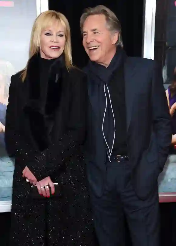 Melanie Griffith und Don Johnson lachend auf der New Yorker Premiere von „How To Be Single“