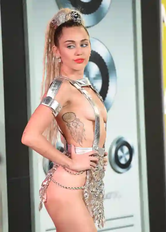 Miley Cyrus ohne Unterwäsche dafür mit Kristallen behängt bei den MTV Music Awards 2015
