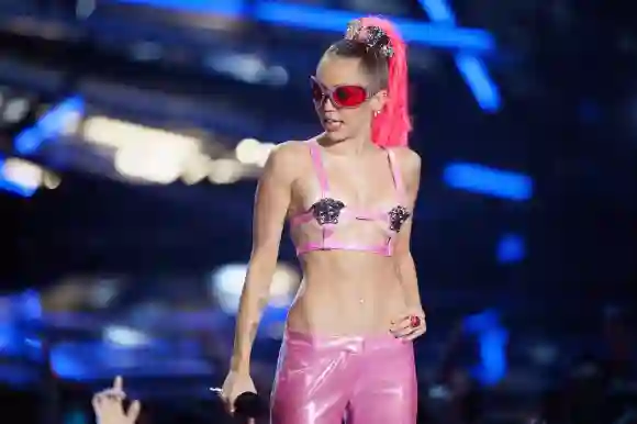 Miley Cyrus in Unterwäsche auf der Bühne Konzert