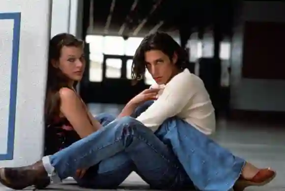 Milla Jovovich und Shawn Andrews am Set von „Dazed and  Confused“ 1993